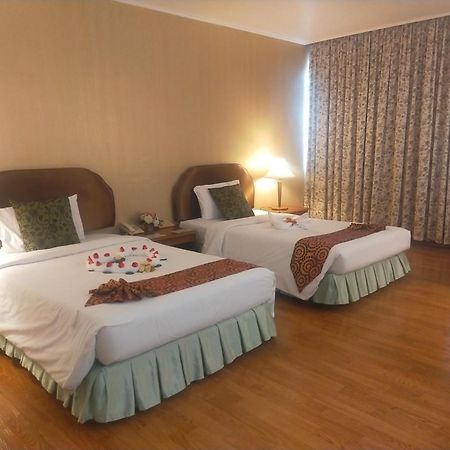 Thumrin Thana Hotel Trang Exterior photo