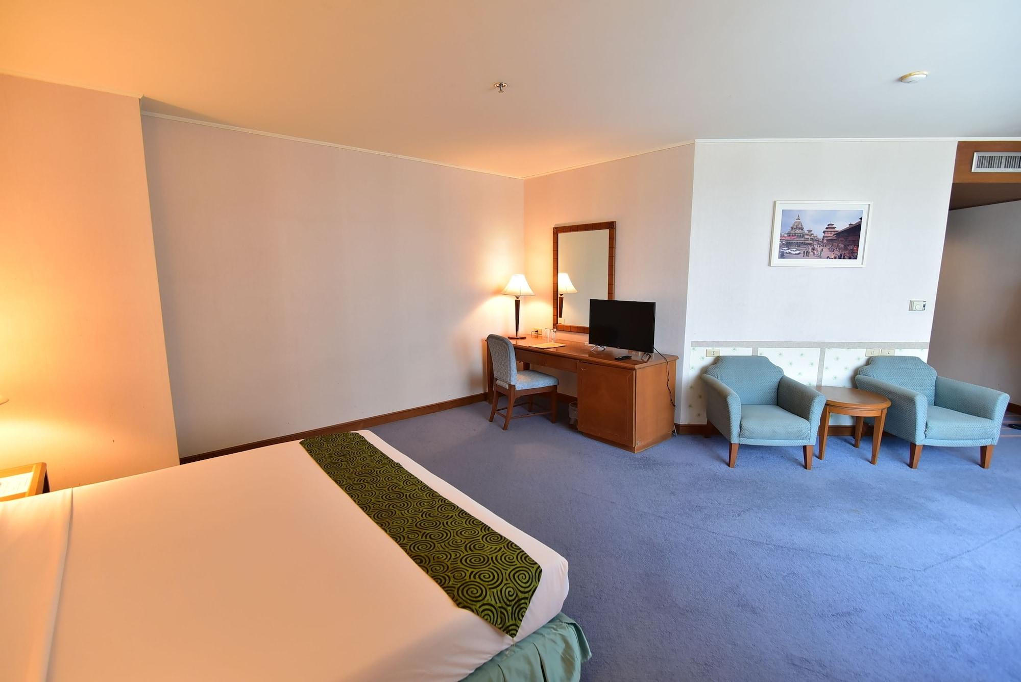 Thumrin Thana Hotel Trang Exterior photo