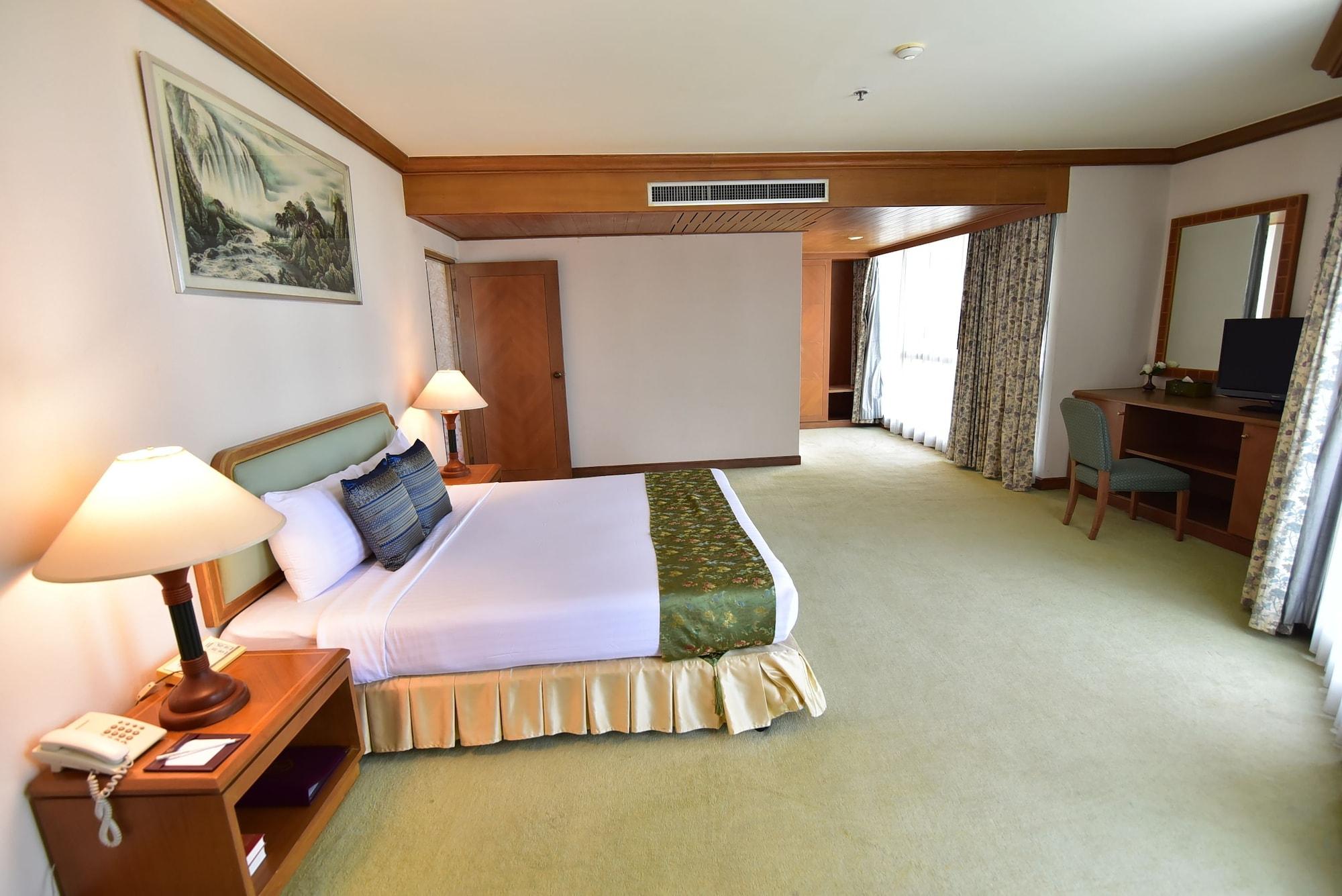 Thumrin Thana Hotel Trang Exterior photo