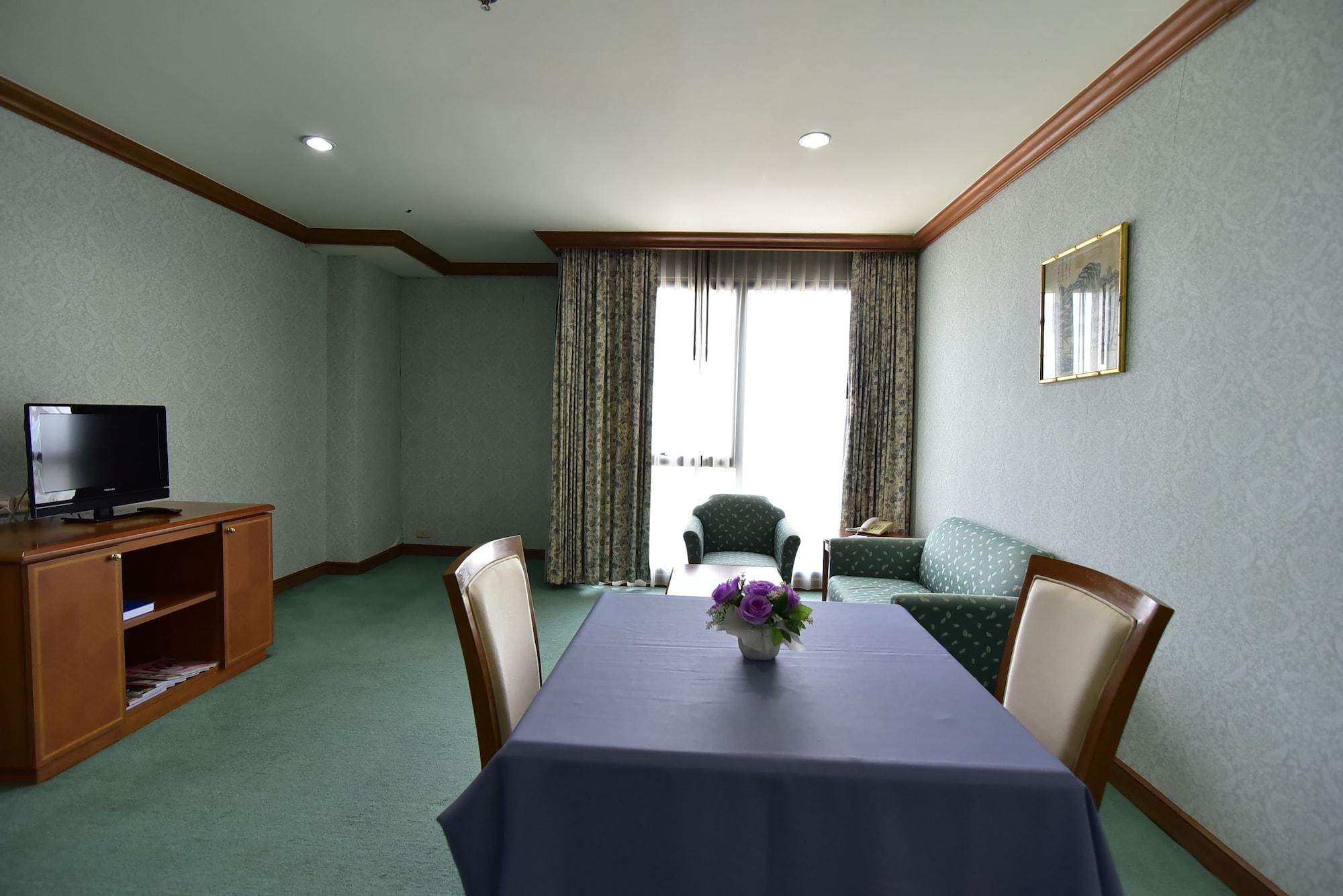 Thumrin Thana Hotel Trang Exterior photo