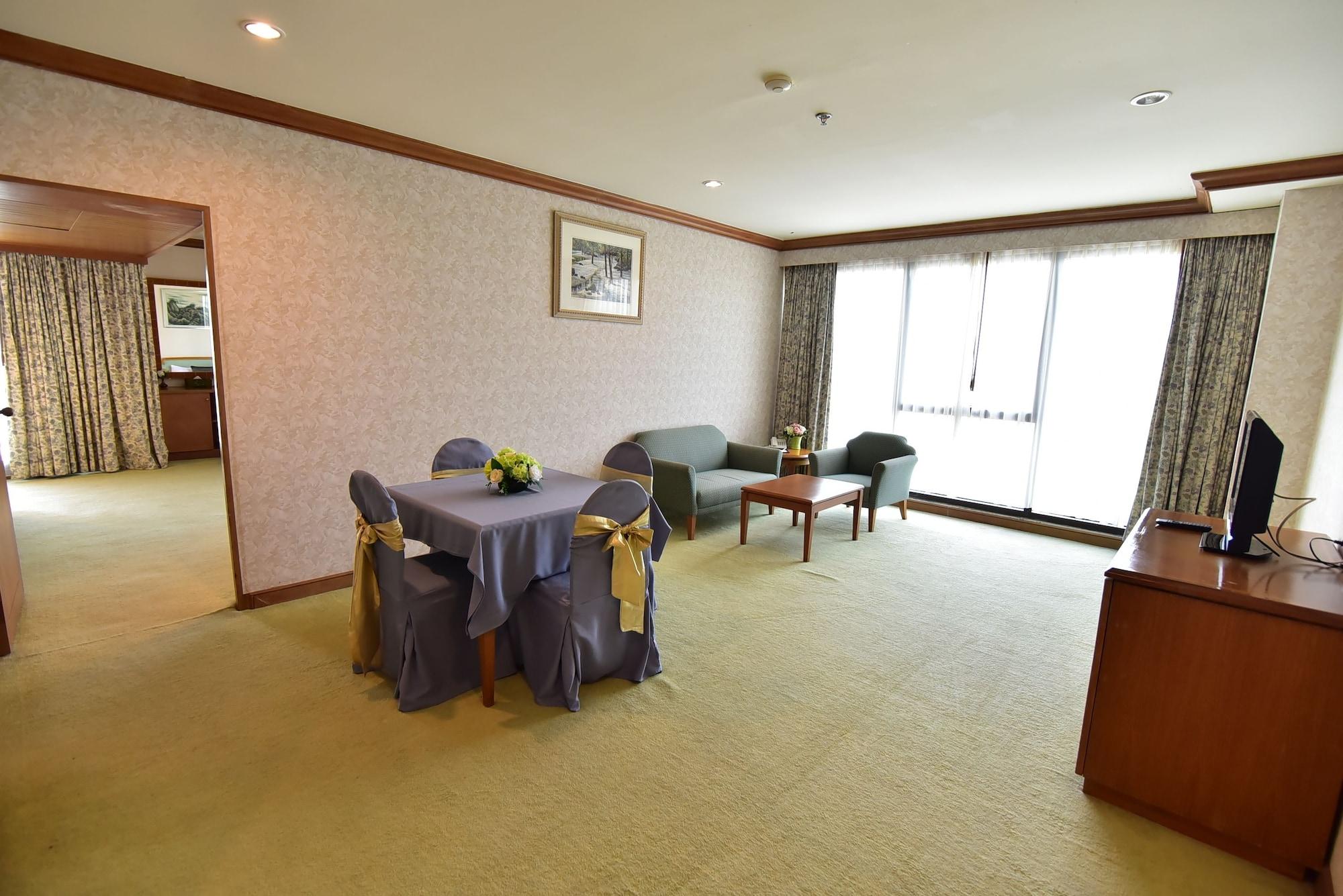 Thumrin Thana Hotel Trang Exterior photo