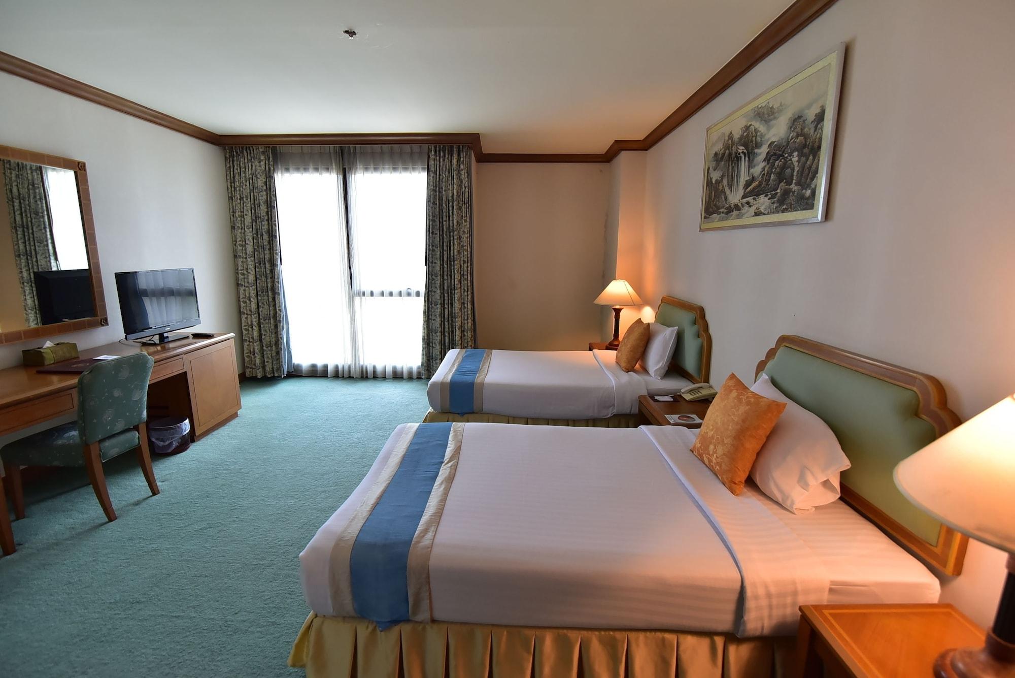 Thumrin Thana Hotel Trang Exterior photo