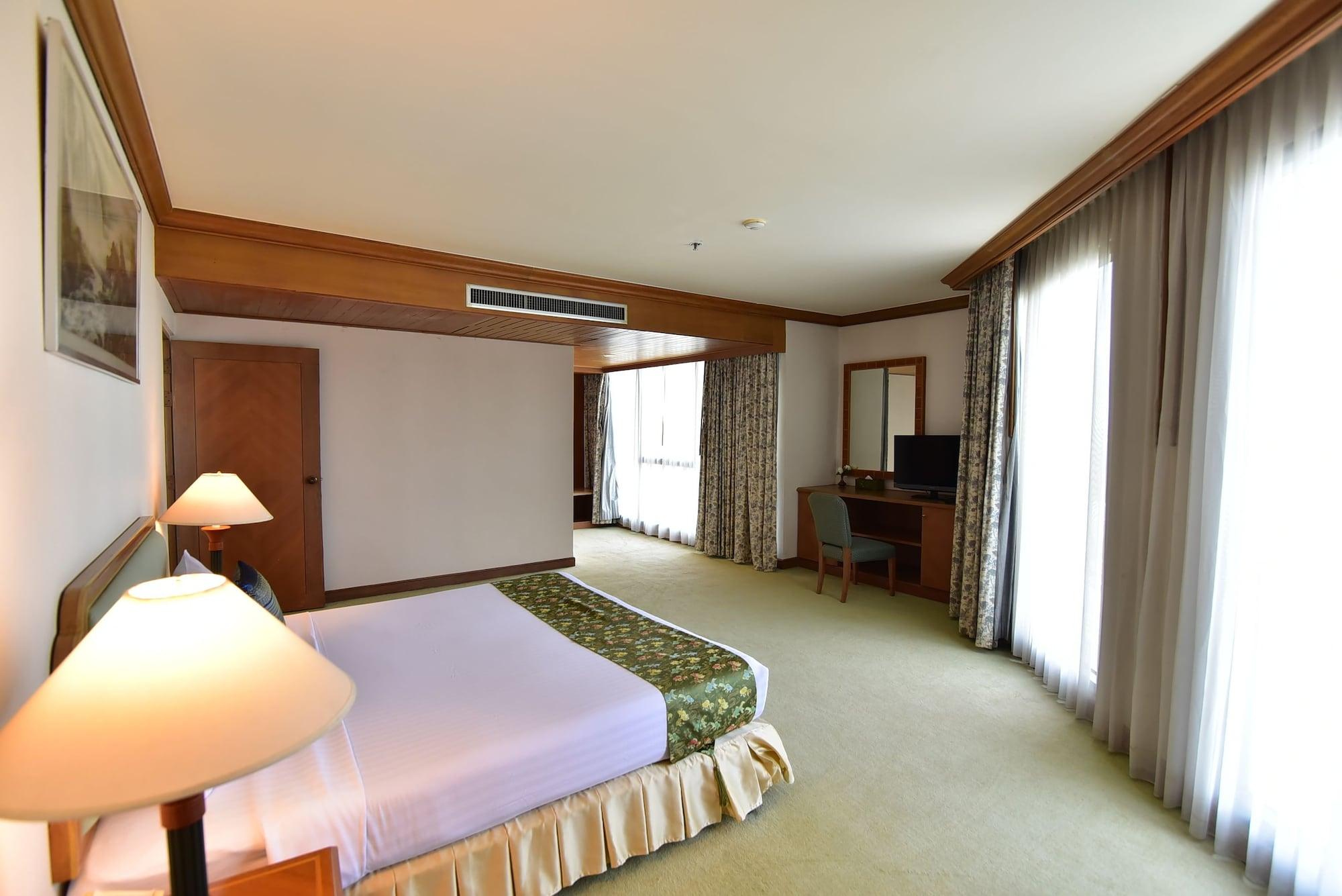 Thumrin Thana Hotel Trang Exterior photo