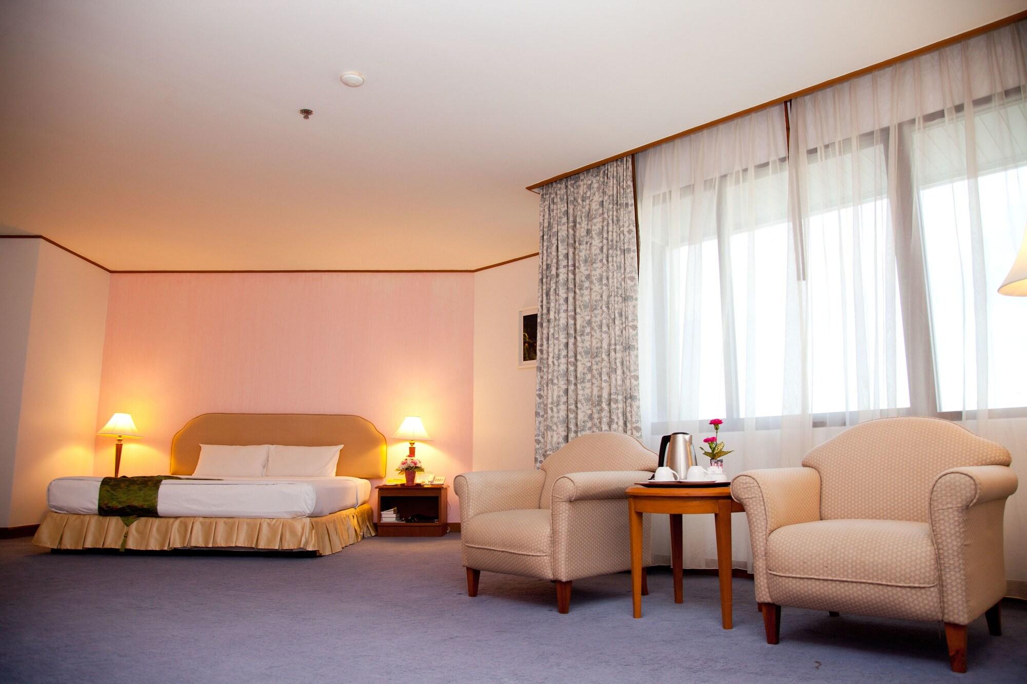Thumrin Thana Hotel Trang Exterior photo