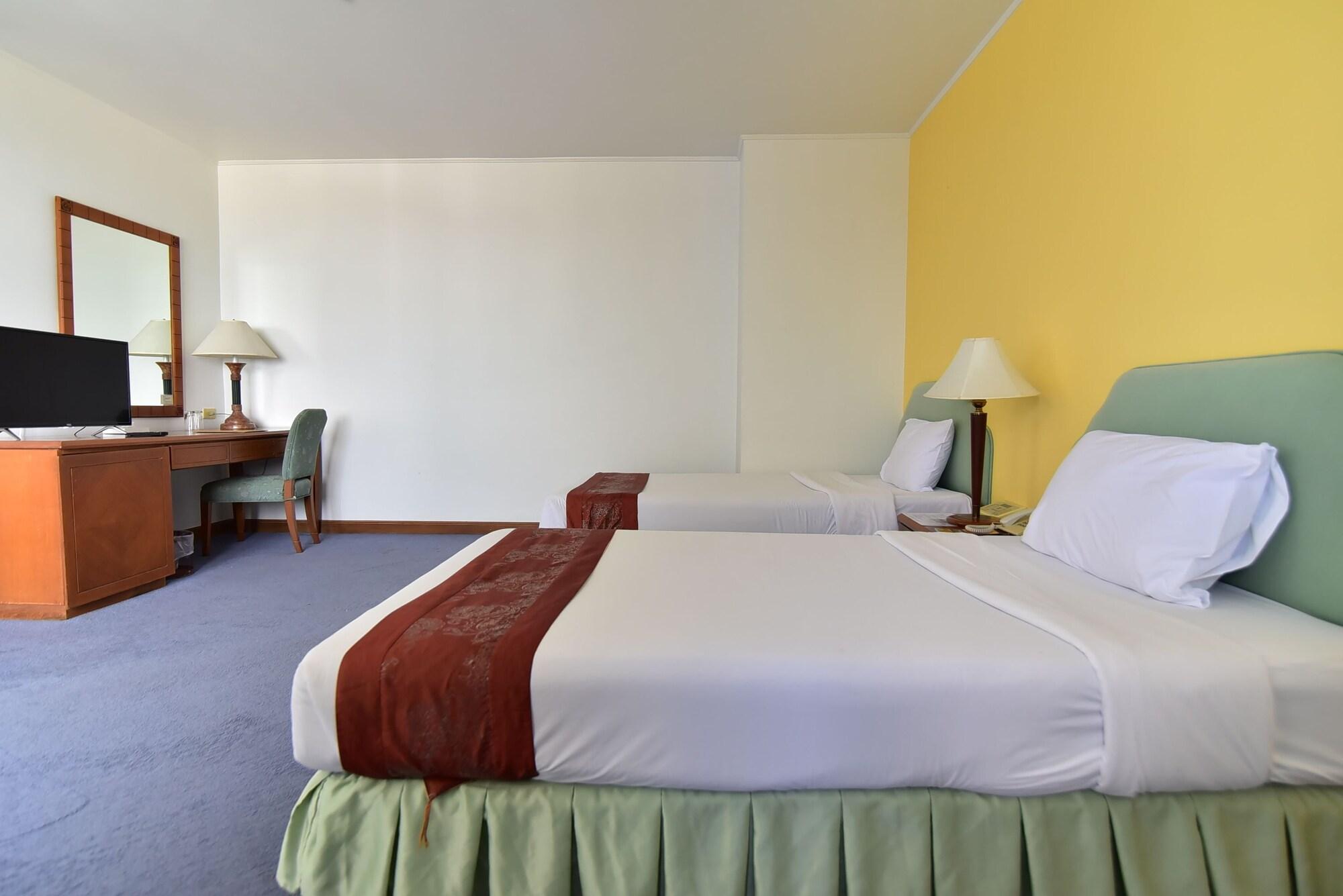 Thumrin Thana Hotel Trang Exterior photo
