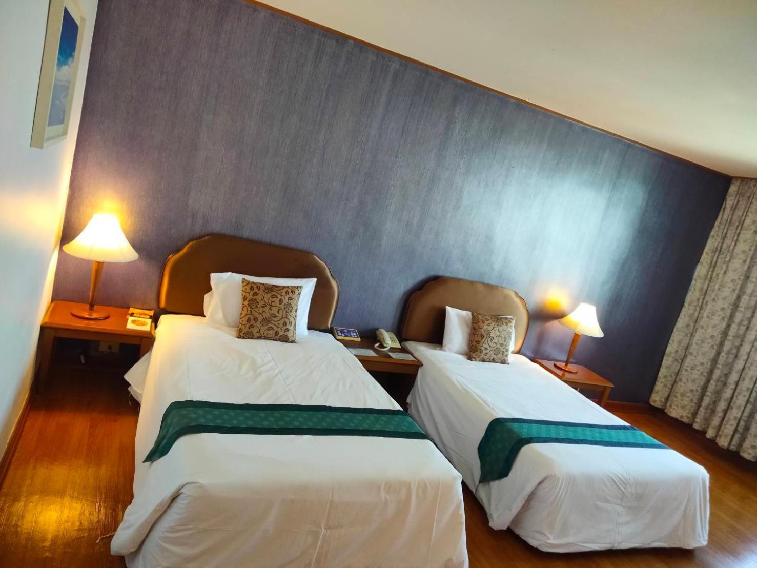 Thumrin Thana Hotel Trang Exterior photo